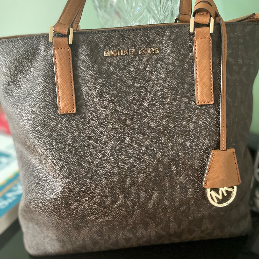 Michael Kors Women’s hand bag great condition like brand new no marks clean